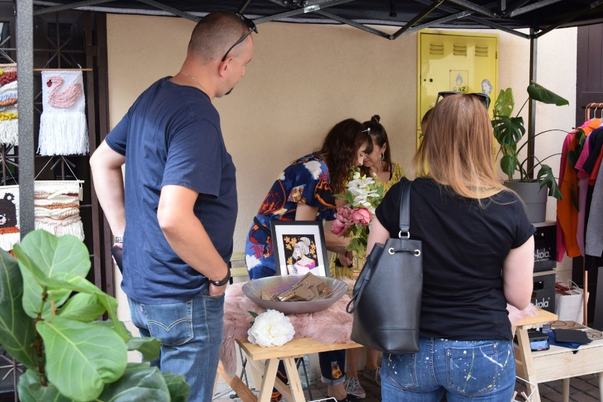 Ciuchy, biżuteria, a może zdobiona porcelana? Trzecie Targi mody i designu - made in Rzeszów na dziedzińcu Kawy Rzeszowskiej [ZDJĘCIA]