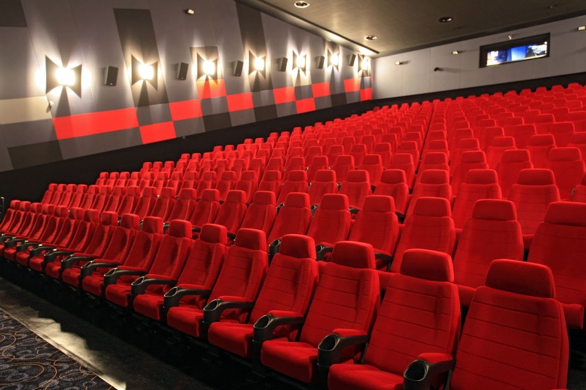 Kino jednorazowo pomieścić może ponad 1300 widzów. Ponadto,...