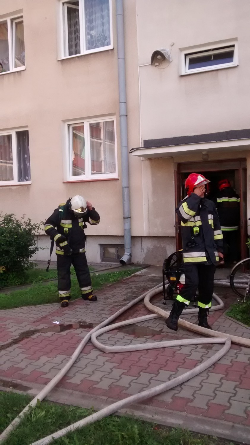 Strażacy z Opola Lubelskiego gasili pożar, który wybuchł w...