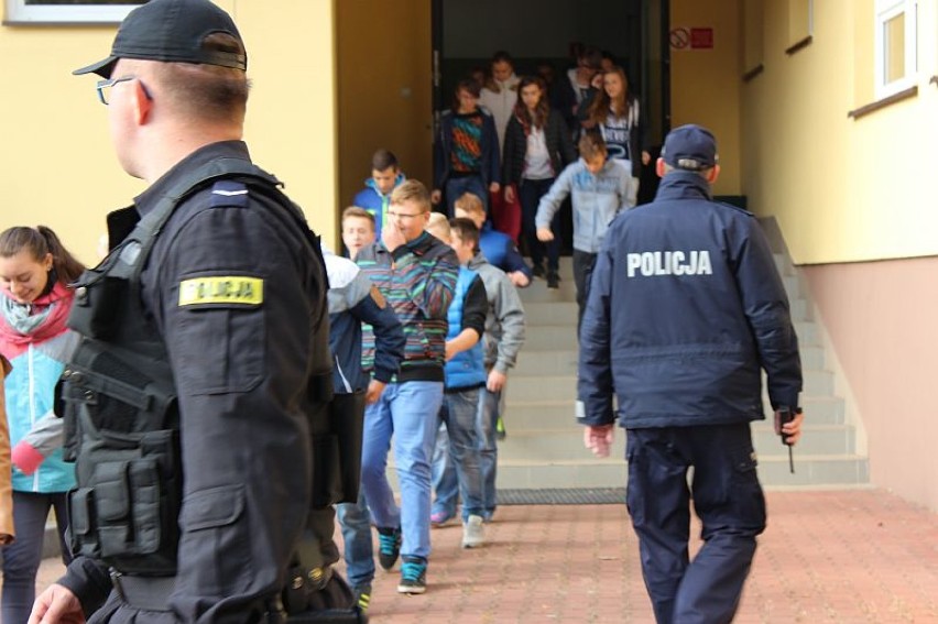 Napad z bronią na nauczyciela i ewakuacja w Ostrówku. Ćwiczenia policji [ZDJĘCIA]