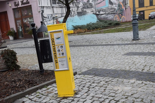 Gorzów to miejsce, w którym ryzyko zakażenia koronawirusem jest największe. Tak wynika z obliczeń „Gazety Lubuskiej” po opublikowaniu najnowszych oficjalnych danych z 25 lutego. 

Przez ostatnie siedem dni w Gorzowie zarażały się średnio 53 osoby na 100 tys. mieszkańców dziennie. Taki wskaźnik już umiejscawia Gorzów w strefie ciemnoczerwonej (jest ona, gdy w ciągu tygodnia występuje średnio od 50 do 70 zakażeń na 100 tys. osób).
Co gorsza, północnej stolicy regionu coraz bliżej do strefy czarnej (powyżej 70 zakażeń na 100 tys.), która oznacza m.in. powrót uczniów klas I-III do nauczania zdalnego czy zamknięcie galerii handlowych oraz kin czy teatrów.

Najlepiej jest obecnie w powiecie wschowskim, który - według ubiegłorocznych kryteriów - byłby w strefie zielonej. W powiecie wschowskim przez ostatni tydzień zarażały się średnio 4 osoby na 100 tys. mieszkańców. 

Jak sytuacja wygląda w powiecie nowosolskim i innych powiatach?

CZYTAJ DALEJ >>>