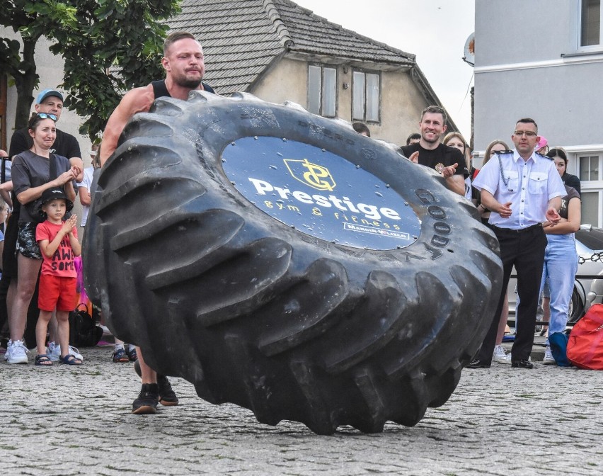 Obrzycko. Pokazy siłaczy i konkursy dla publiczności na pikniku strażackim