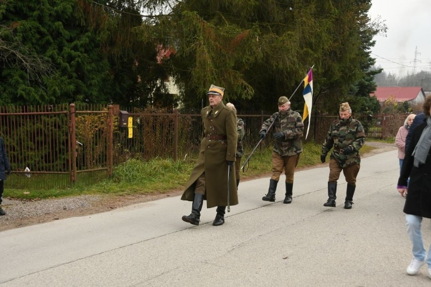 Żołnierz Armii Krajowej doczekał się upamiętnienia w Kielcach. W sobotę odsłonięto pomnik Zygmunta Firley'a o pseudonimie "Kajtek"