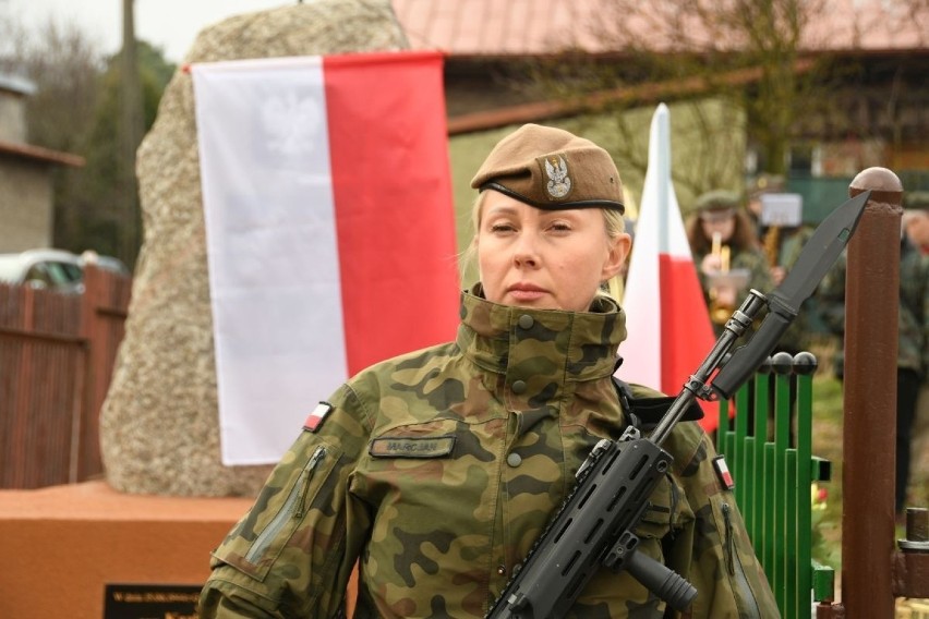 Żołnierz Armii Krajowej doczekał się upamiętnienia w Kielcach. W sobotę odsłonięto pomnik Zygmunta Firley'a o pseudonimie "Kajtek"