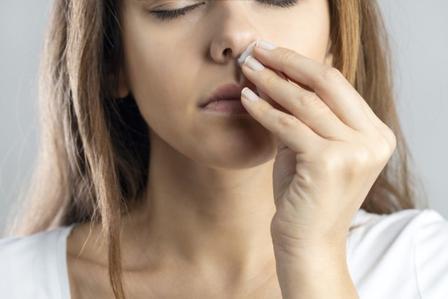Suchość w nosie może doprowadzić do wystąpienia stanów zapalnych zatok i gardła, a nawet krwawienia z nosa.