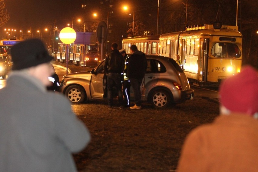 Kraków: wypadek na al. Pokoju. Tramwaj MPK wjechał w samochód osobowy [ZDJĘCIA]