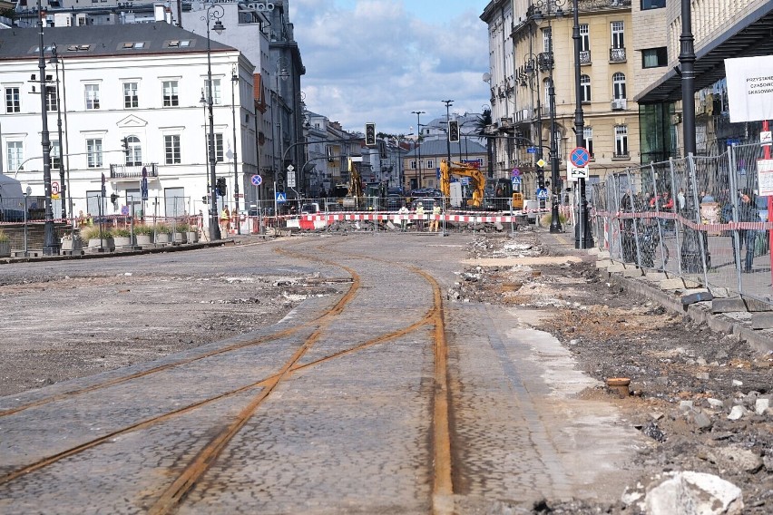 Remont Placu Trzech Krzyży. Wiadomo, co z zabytkowym brukiem i torami tramwajowymi. Jest też porozumienie w sprawie zieleni na placu