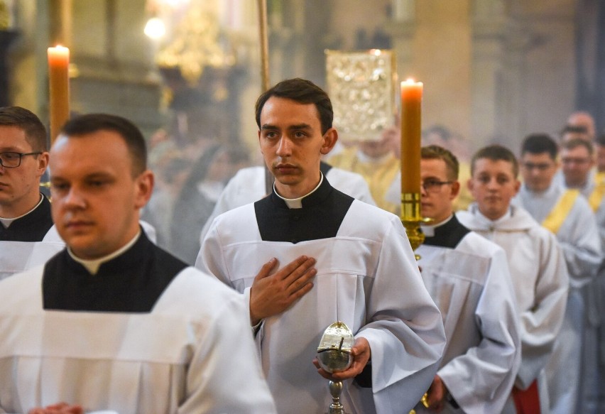 Święcenia kapłańskie 2022 w archikatedrze w Przemyślu. Arcybiskup Adam Szal wyświęcił sześciu diakonów [ZDJĘCIA]