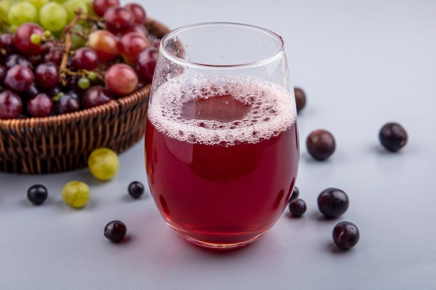 Domowy sok z winogron to orzeźwiający napój na cieplejsze...