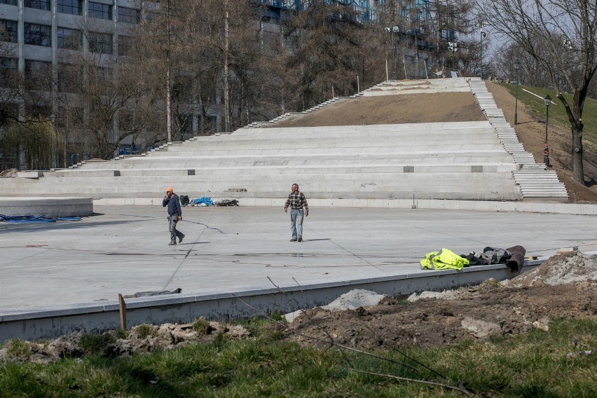 Kraków. Trwa budowa wodnego placu zabaw w parku Jordana. Zobacz, jak postępują prace [ZDJĘCIA]