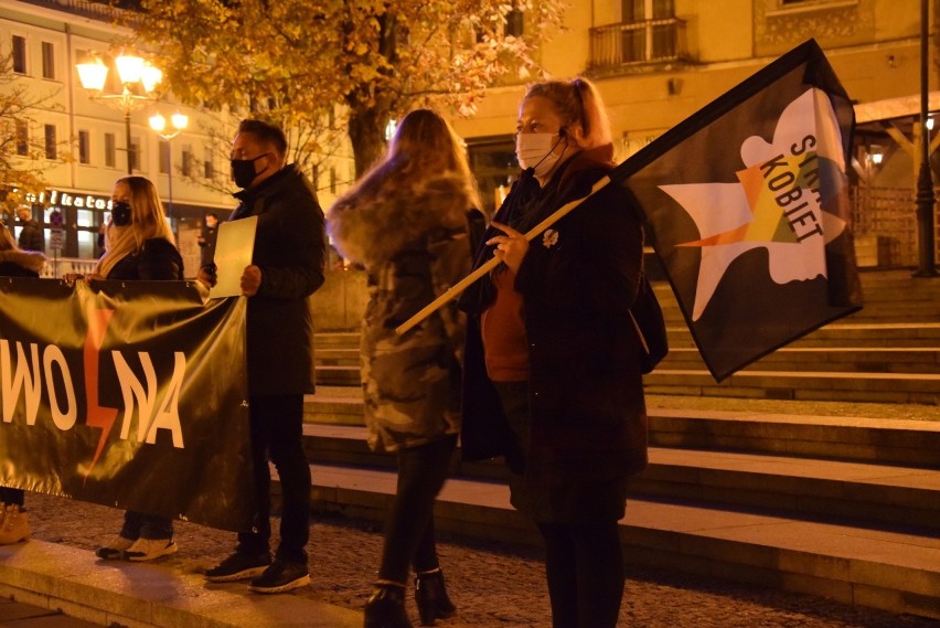 Kolejny protest kobiet w Białymstoku pod hasłem "to jest wojna". Okrzyki na Rynku Kościuszki (ZDJĘCIA) 9.11.2020