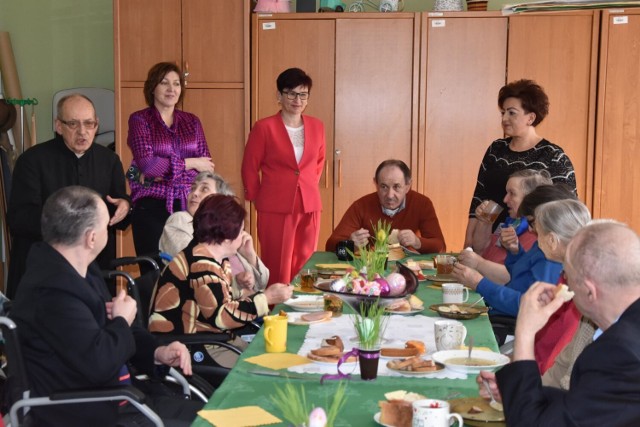 W niedzielny poranek, na pamiątkę śniadania, które Jezus, już po zmartwychwstaniu, spożył ze swoimi apostołami mieszkańcy i pracownicy Domu Pomocy Społecznej w Sandomierzu  zasiedli wspólnie do wielkanocnego stołu