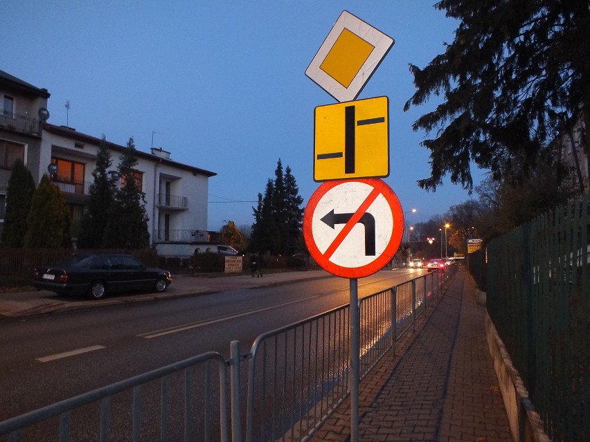 Skręcić w lewo w ulicę Polną także nie można.