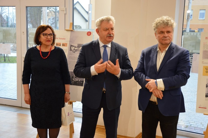 Lębork. Senator RP Kazimierz Kleina otworzył rocznicową wystawę.