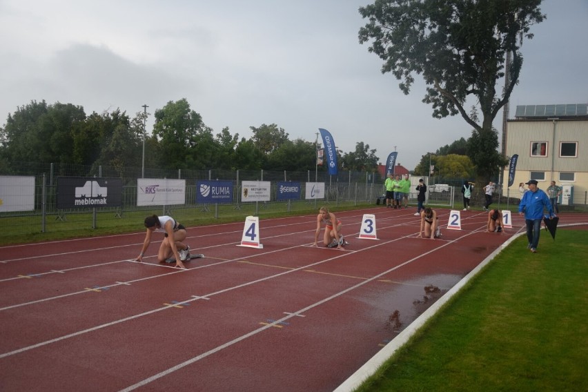 Lekkoatletyczny Mityng Gwiazd – Rumia 2021. Małgorzata Hołub-Kowalik i Kacper Lewalski zwycięzcami swoich biegów