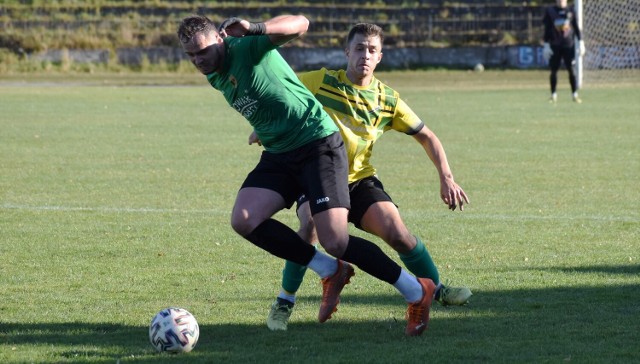 KO Oświęcim; Brzezina Osiek - Górnik Brzeszcze 1:1. Na zdjęciu: Bartłomiej Kawczak, autor gola dla Górnika.