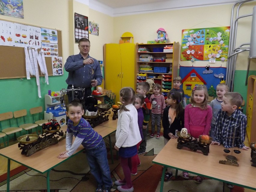 Kolekcjoner Marek Solecki z wizytą u przedszkolaków w Stróży