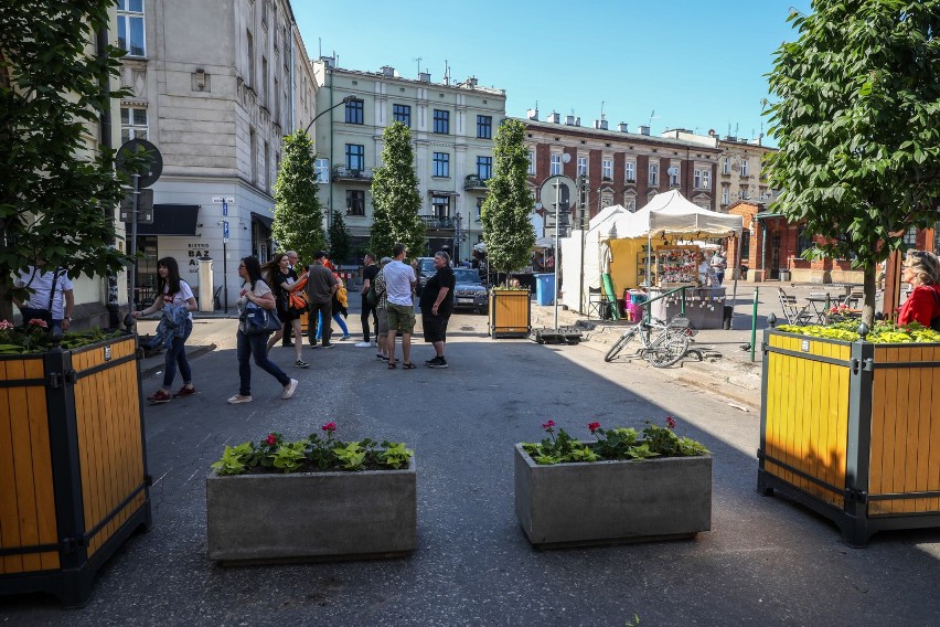 Kraków. Protestują przeciwko zmianom na placu Nowym. Sugerują, by donice z kwiatami przenieść pod magistrat