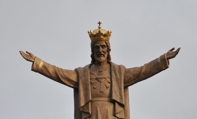 Pomnik Chrystusa Króla w Jaśle. Odlana z brązu figura ma 3,5 metra wysokości, a cokół, na którym jest umiejscowiona, mierzy 8 metrów.