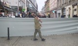 Postawili "mur" w centrum Poznania. "600 km od nas realna budowa ruszyła". Zobacz zdjęcia