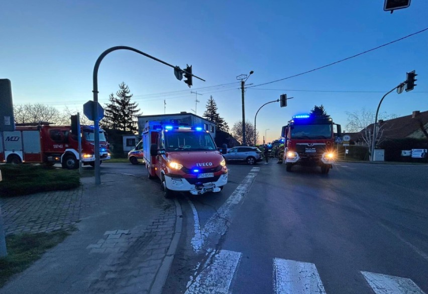 Zderzenie dwóch samochodów w Pęckowie, na trasie Szamotuły - Wronki. Jedną osobę poszkodowaną przewieziono do szpitala