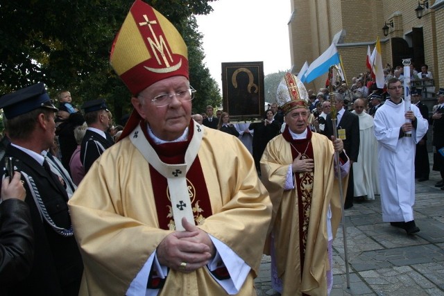 Arcybiskup łódzki Władysław Ziółek (po lewej) i prymas abp Józef Kowalczyk.