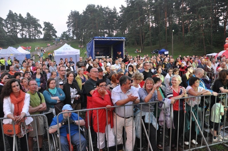 Dziś drugi dzień Biesiady Kaszubskiej w Żukowie. Sobota pod znakiem ulewy i koncertu Raz Dwa Trzy