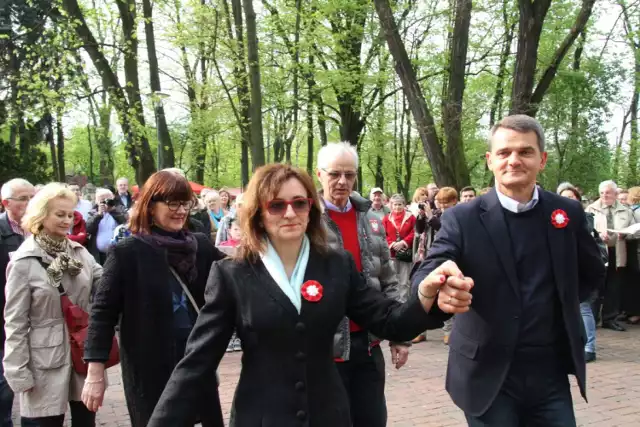 Pieśniobranie rozpoczął polonez - w pierwszej parze wojewoda Agata Wojtyszek i rektor Uniwersytetu Jana Kochanowskiego w Kielcach Jacek Semaniak.