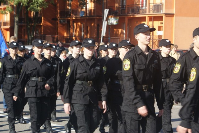 Ślubowanie uczniów klasy mundurowej III LO na placu Bema w Gołonogu