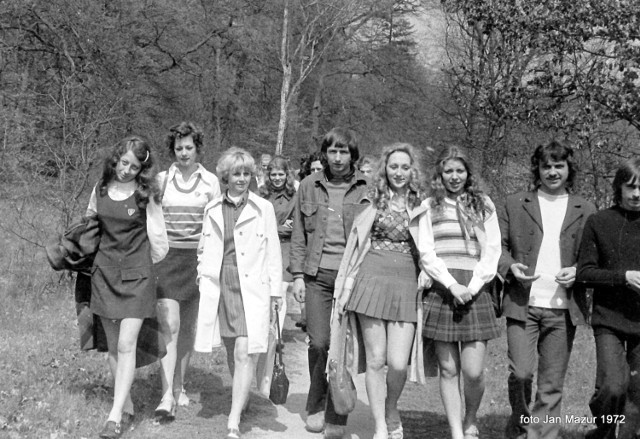 Tak w 1972 witali wiosnę uczniowie Technikum Włókienniczego w Żaganiu! Jesteście na zdjęciach? A może Wasi rodzice lub dziadkowie? Zobaczcie, jak pięknie wyglądali!