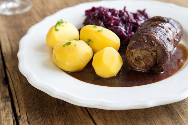 Tradycyjna rolada śląska przygotowywana jest z mięsa wołowego. To danie najczęściej podawany jest na niedzielny obiad lub na świętowanie Barbórki na Śląsku.