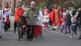 Niedziela Palmowa u franciszkanów w Tychach. Procesja z osiołkiem