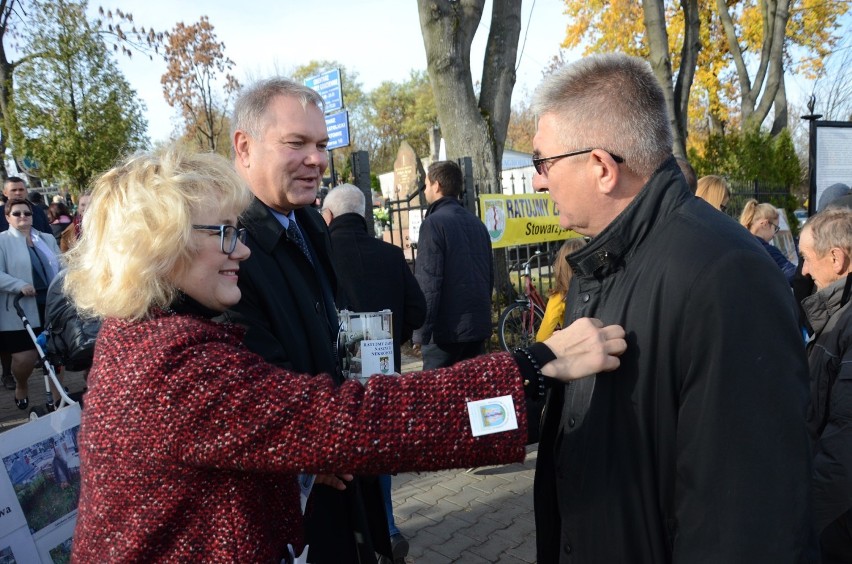 Rekordowy wynik kwesty na bełchatowskich cmentarzach. Wolontariusze zebrali ponad 16 tys. zł [ZDJĘCIA]