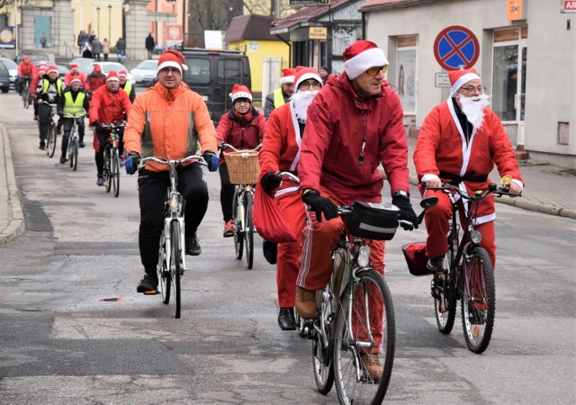 Rowerowe mikołajki na ulicach Strzelna. Tak było w ub. roku.