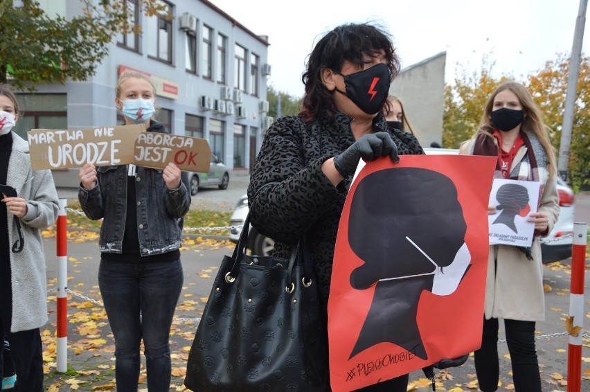 Protest kobiet przed kościołem NSJ w Piotrkowie 25.10.2020....