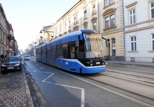 Krakowski tramwaj  jeździ maksymalnie tylko 50 km/godz., choć zgodnie z przepisami mógłby rozpędzić się do 60 km/godz.