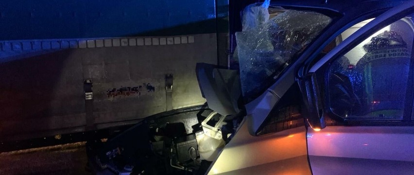 Bus uderzył w tył naczepy samochodu ciężarowego na autostradzie A2! 