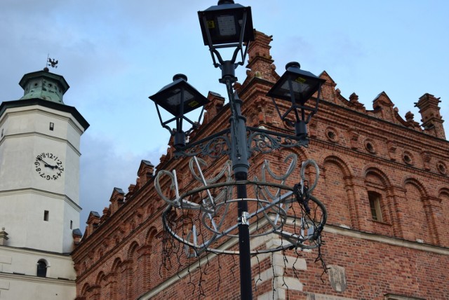 Władze Sandomierza szukają sposobu na ograniczenie zużycia energii elektrycznej. Rozważane jest już wyłączanie ulicznego oświetlenia.