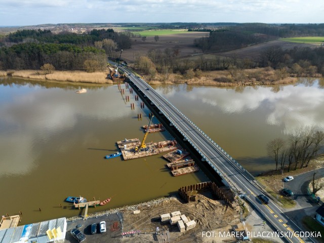 Obok mostu na rzece Bóbr w ciągu DK32 w okolicy Brzózki trwa budowa przeprawy tymczasowej. Powstaje ona na potrzeby przebudowy mostu i konieczności utrzymania ruchu drogowego w czasie jej trwania.
