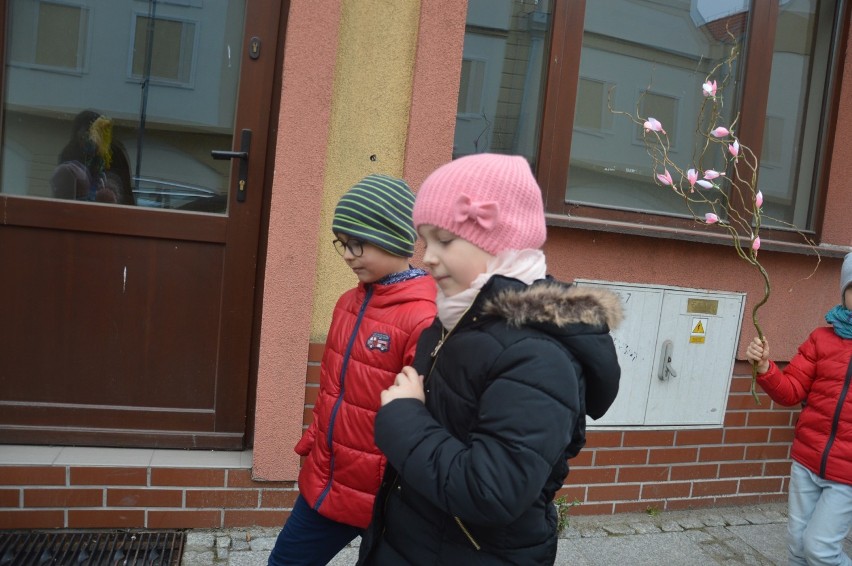 Przedszkolaki z Promyka powitały wiosnę w Głogowie