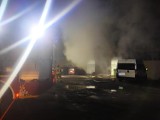 24 strażaków walczyło z pożarem myjni samochodowej