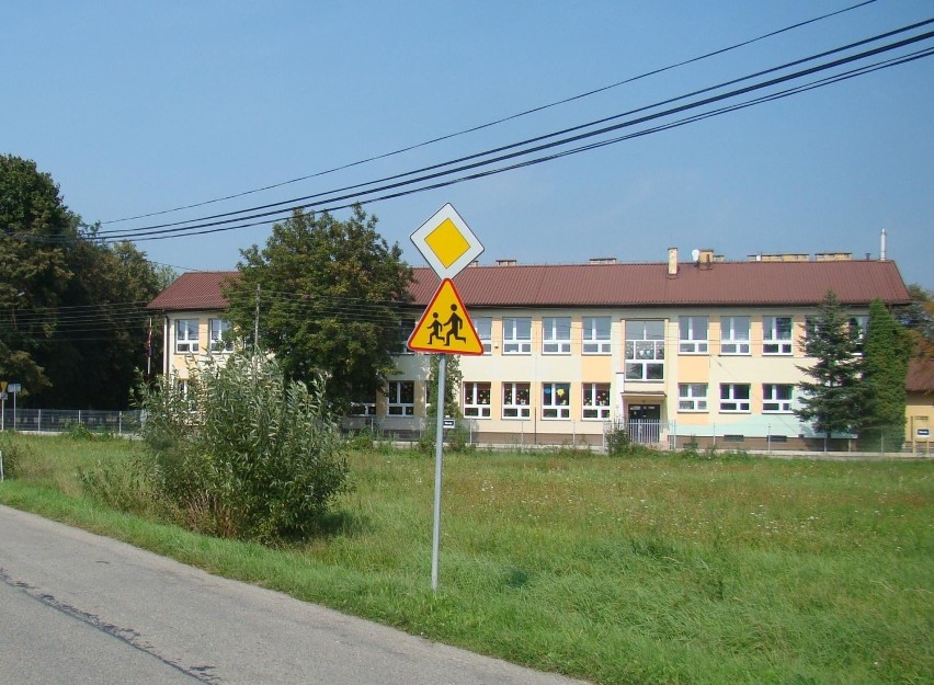 W gminie Chełmek udział w strajku zapowiedziały:
-...