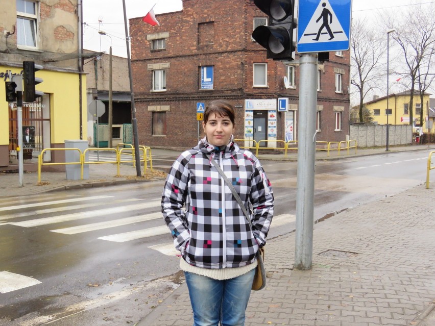 Na zdjęciu Katarzyna Franielczyk z Brzozowic przy zmodernizowanym przejściu na ul. Oświęcimskiej
