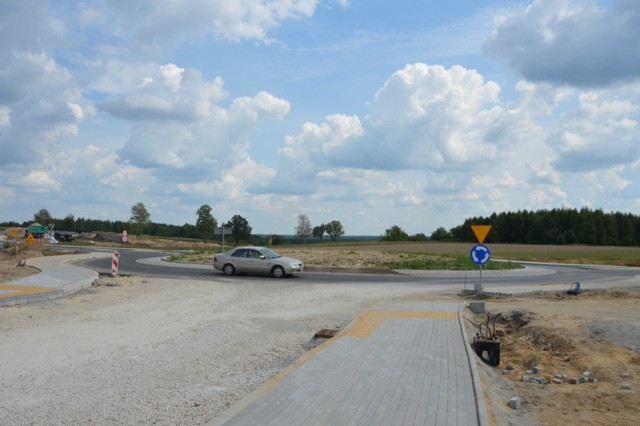 Po rondzie w Inowłodzu już jeżdżą auta. Trwa przebudowa DW 726