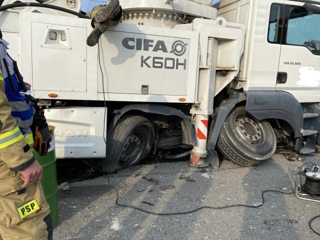 Dziś we wczesnych godzinach porannych samochód ciężarowy (pompa do betonu) uderzył w bariery energochłonne na S-1 w kierunku Bielska-Białej