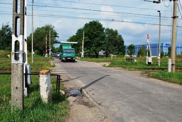 Ulica Wilkowicka w Lesznie zmieniła się całowicie po budowie wiaduktu. Dziś bez niego stałaby w korkach.