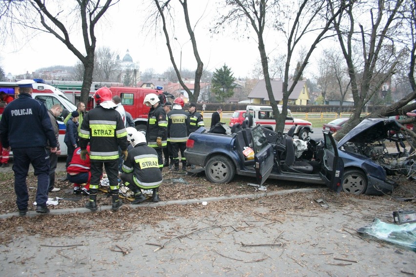 Chełm: Audi wjechało w drzewo, ranne dzieci. Kierowca miał padaczkę. Zdjęcia