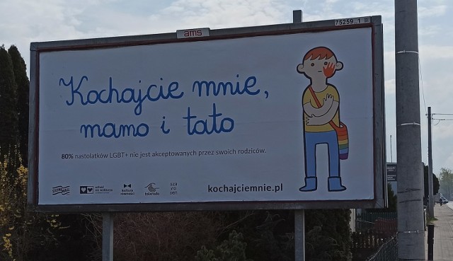 Billboardy nawołujące do rodziców dzieci LGBT+ stanęły w Koninie i Turku