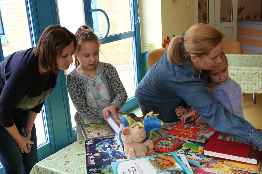 Uczniowie ZSE w Radomsku z darami dla oddziału dziecięcego Szpitala Powiatowego