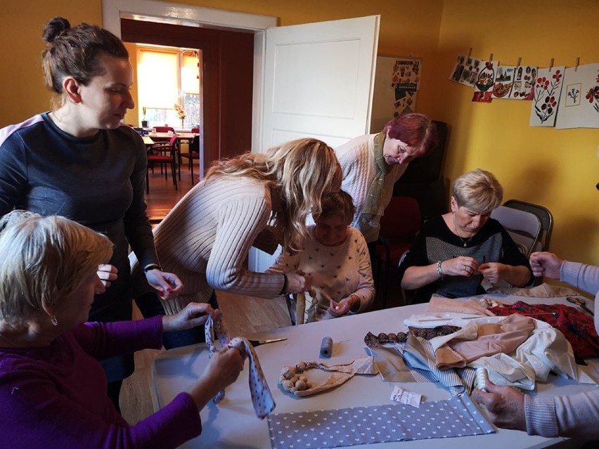 Obornickie seniorki stworzyły własną biżuterię